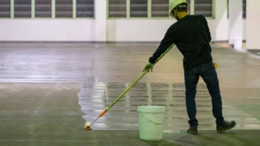 Aplikator Epoxy Lantai Profesional: Apa Bedanya dengan Kontraktor Biasa?