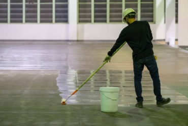Aplikator Epoxy Lantai Profesional: Apa Bedanya dengan Kontraktor Biasa?