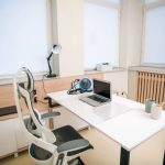 ruang kantor dengan Furniture Ergonomis & Multifungsi