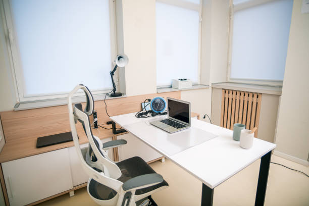 ruang kantor dengan Furniture Ergonomis & Multifungsi
