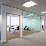 ruang kantor dengan partisi kaca