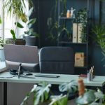 ruang kantor dengan warna aksen biru atau hijau menciptakan suasana segar