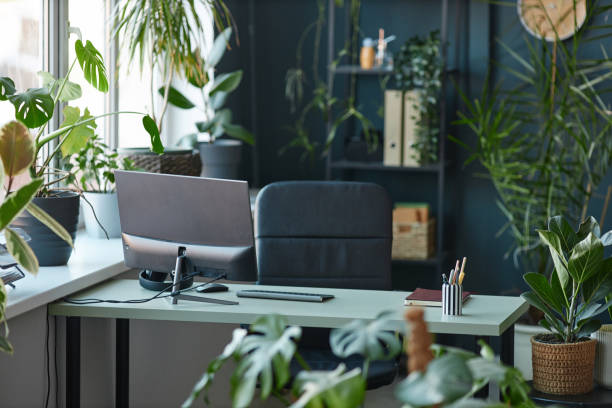 ruang kantor dengan warna aksen biru atau hijau menciptakan suasana segar