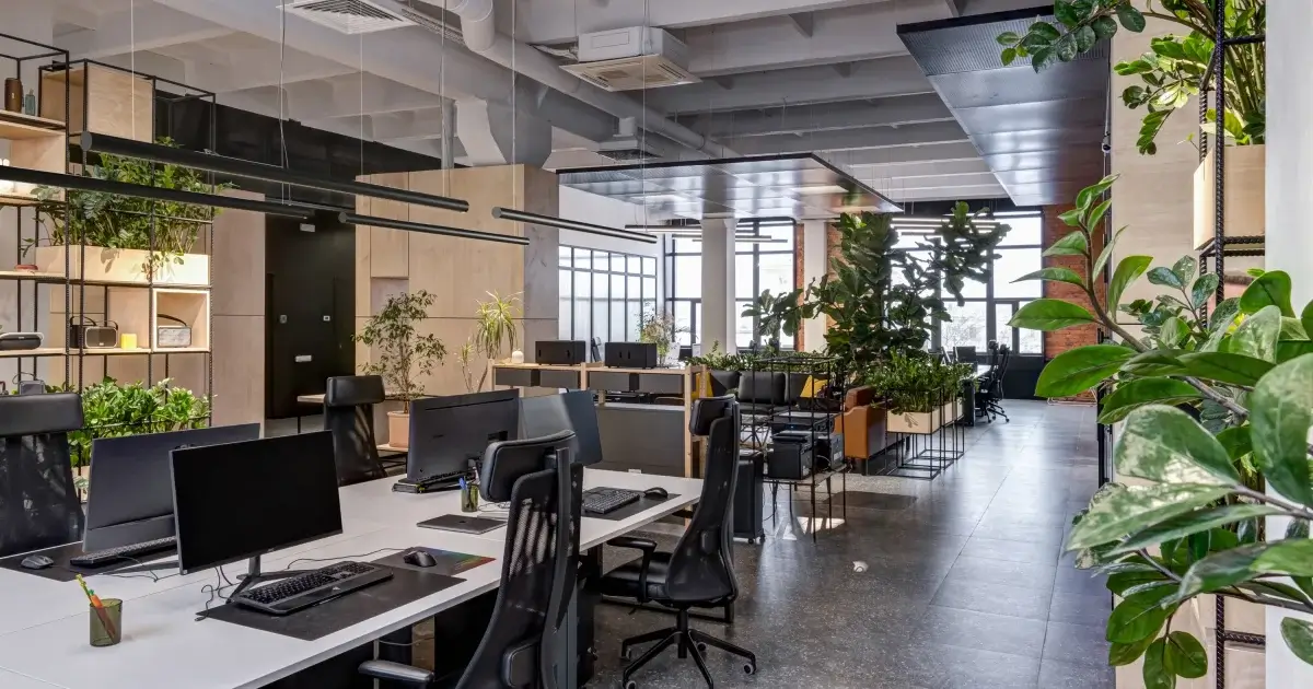 ruang kantor dengan maksimalkan pencahayaan alami