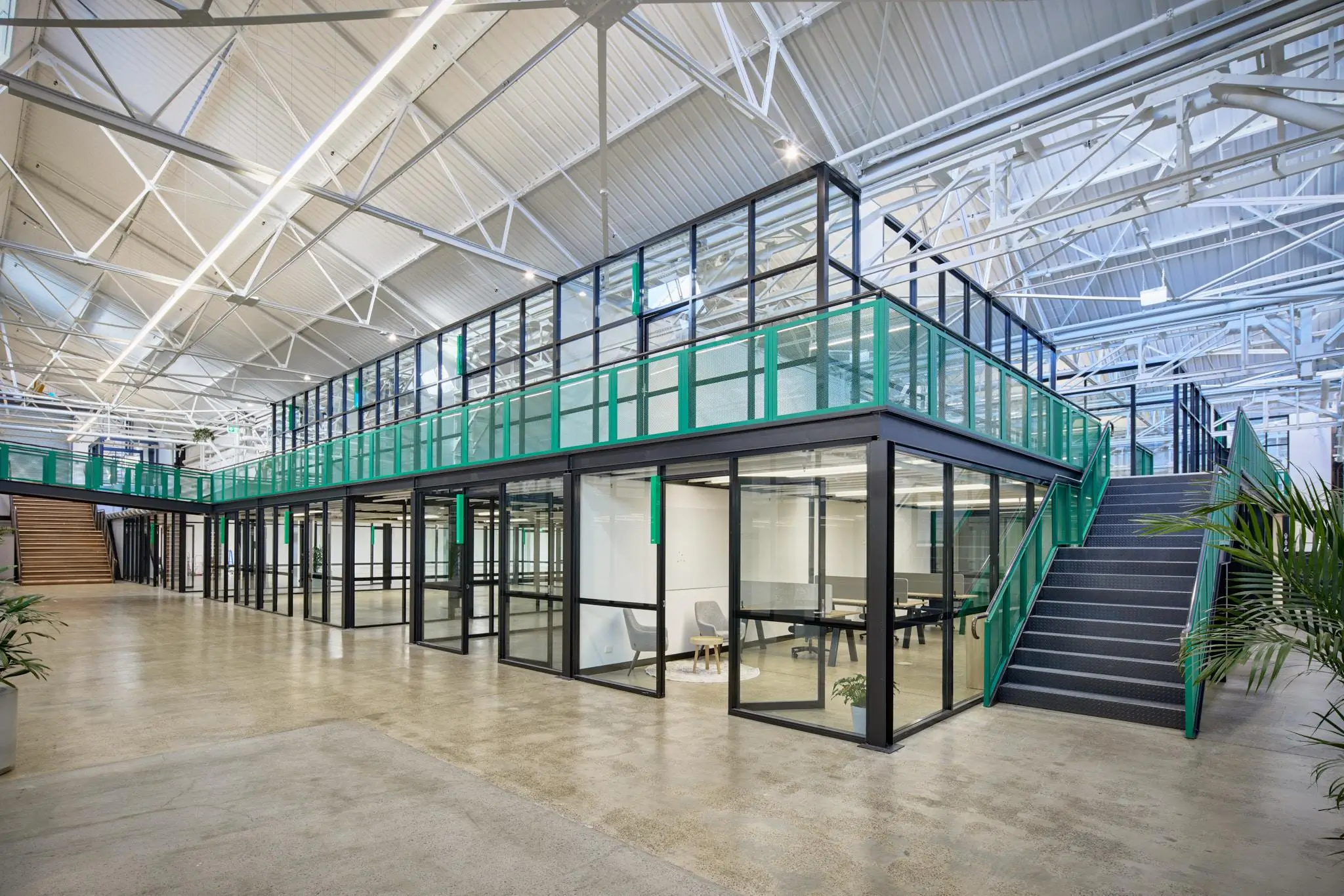 Mezzanine kantor untuk ruang kerja dan ruang meeting tambahan