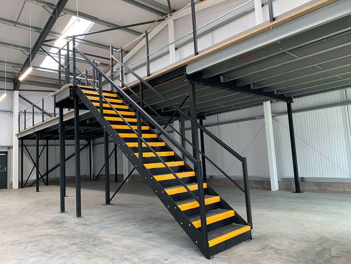 Tangga baja sebagai akses menuju lantai mezzanine